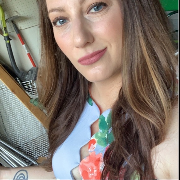 ❀ HEY YALL IM YOUR POSHER LINDSAY! THIS IS A MOTHER DAUGHTER CLOSET COME SAY 👋 - Picture 6 of 9